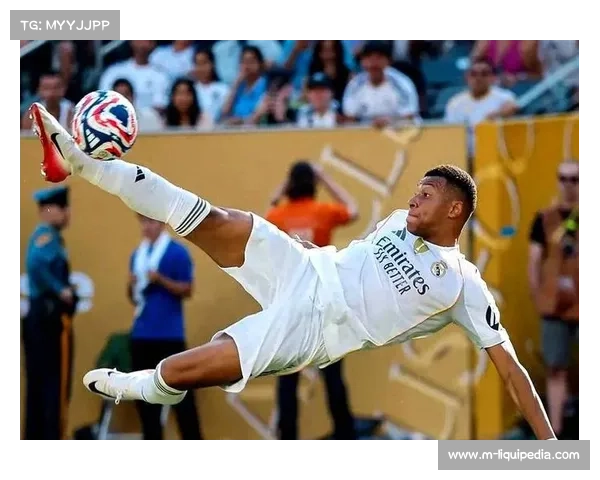 球迷冲入场内拥抱姆巴佩，安保人员迅速介入控制局面